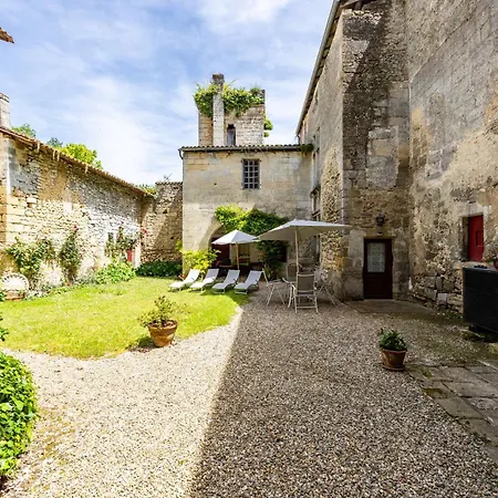 Du Chateau De Curton Holiday home *